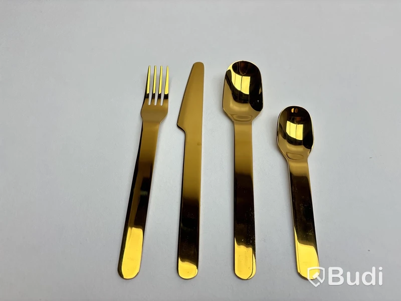 Parti med bestick HAY everyday mässing. Ord. pris inkl. moms: ca 2740 kr.