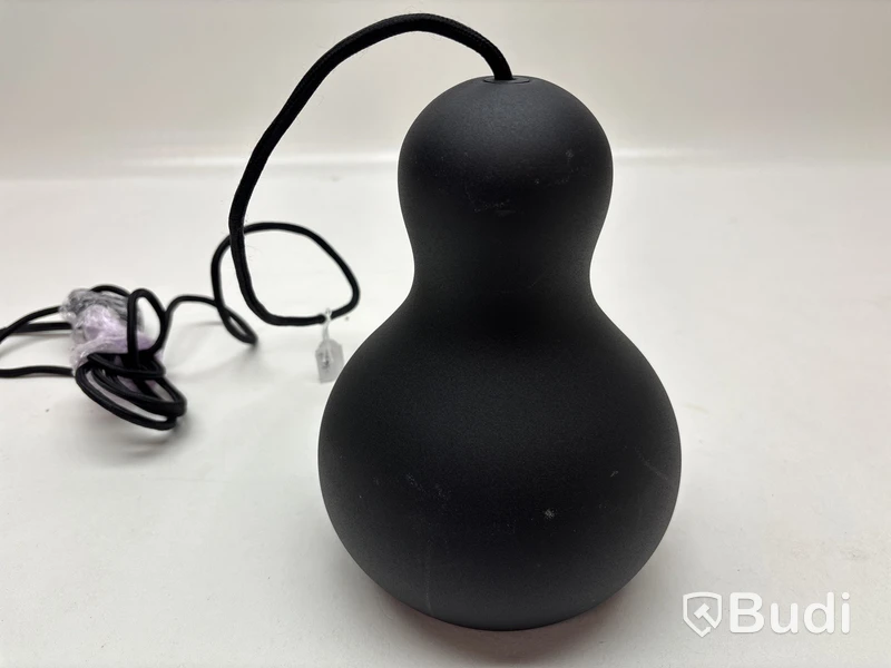 Taklampa Fritz hansen Calabash P1 svart. Ord. pris inkl. moms: ca 3595 kr.