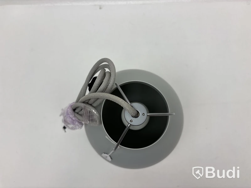 Taklampa Fritz Hansen Caravaggio P2 ljusgrå. Ord. pris inkl. moms: ca 5399 kr.