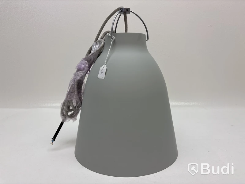 Taklampa Fritz Hansen Caravaggio P2 ljusgrå. Ord. pris inkl. moms: ca 5399 kr.