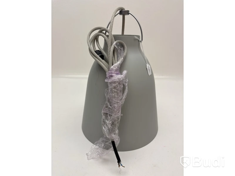 Taklampa Fritz Hansen Caravaggio P2 ljusgrå. Ord. pris inkl. moms: ca 5399 kr.