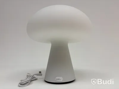 Skrivbordslampa Gubi Obe vit. Ord. pris inkl. moms: ca 2999 kr.