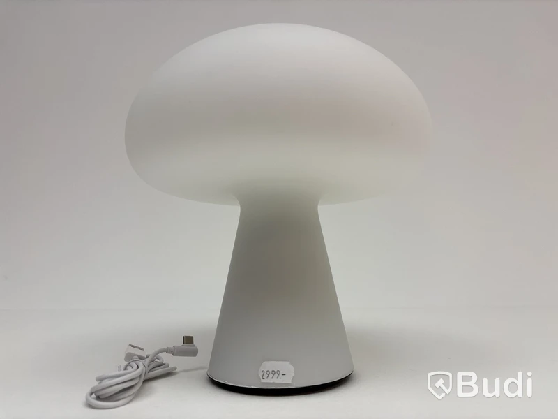 Skrivbordslampa Gubi Obe vit. Ord. pris inkl. moms: ca 2999 kr.