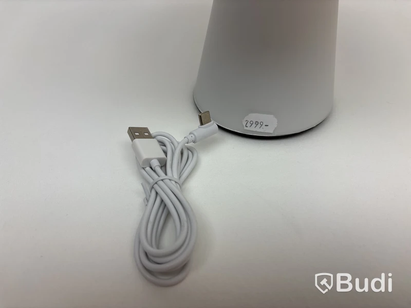 Skrivbordslampa Gubi Obe vit. Ord. pris inkl. moms: ca 2999 kr.