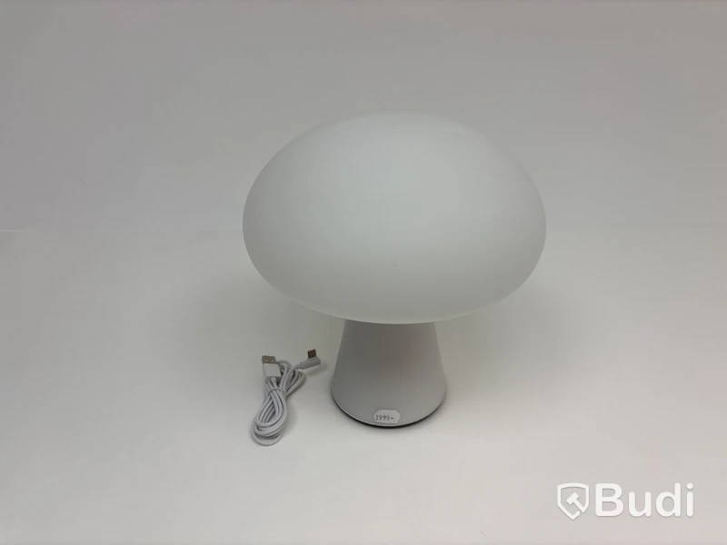 Skrivbordslampa Gubi Obe vit. Ord. pris inkl. moms: ca 2999 kr.