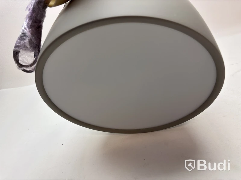 Taklampa Fritz Hansen Suspence P2 ljusgrå. Ord. pris inkl. moms: ca 7599 kr.