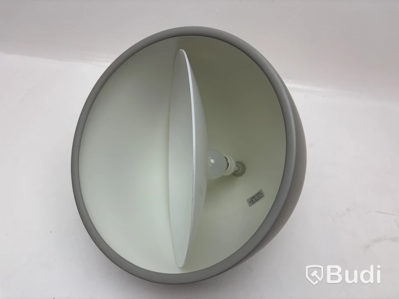 Taklampa Fritz Hansen Suspence P2 ljusgrå. Ord. pris inkl. moms: ca 7599 kr.