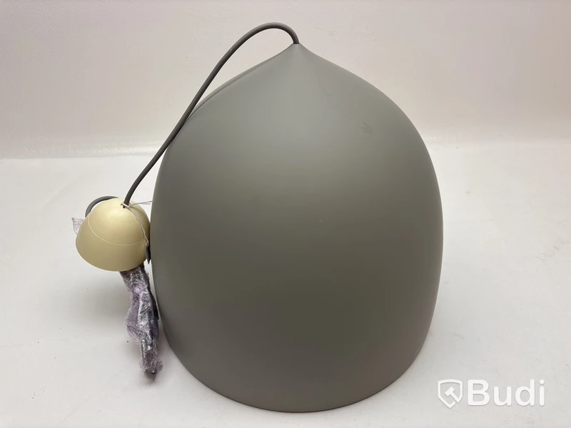 Taklampa Fritz Hansen Suspence P2 ljusgrå. Ord. pris inkl. moms: ca 7599 kr.