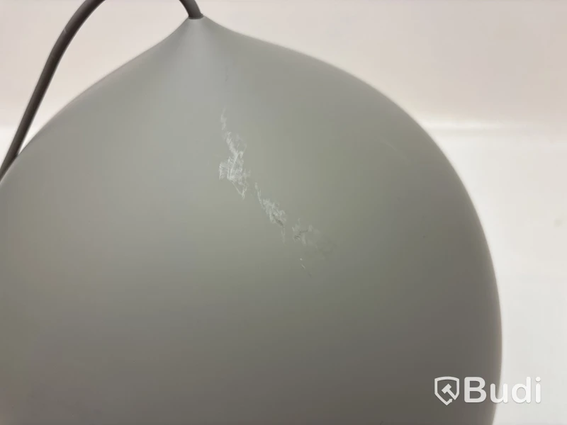 Taklampa Fritz Hansen Suspence P2 ljusgrå. Ord. pris inkl. moms: ca 7599 kr.