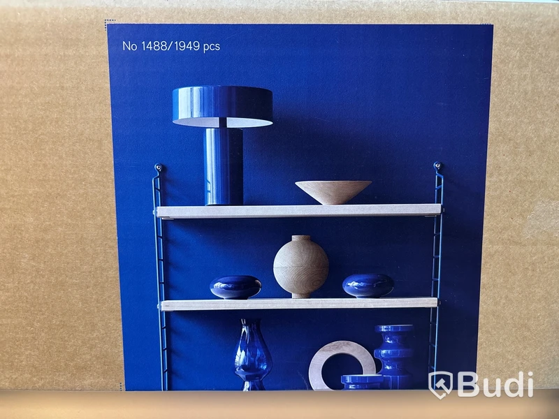 Hylla String, Limited Edition 1969-2024, blå/vitoljad furu. Ord. pris inkl. moms: ca 2495 kr