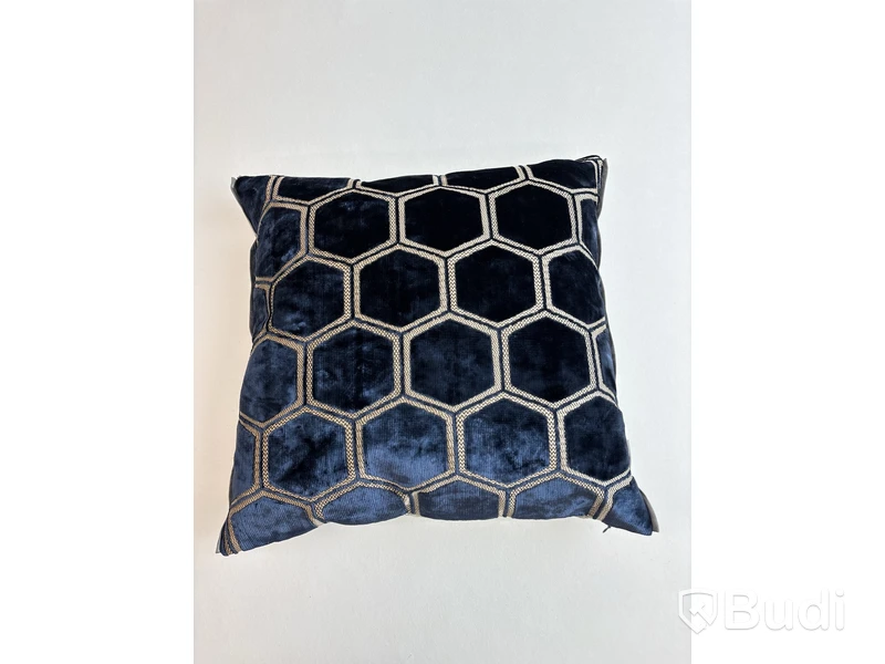 Soffkudde Designers Guild Manipur Midnight. Ord. pris inkl. moms: ca 1190 kr.