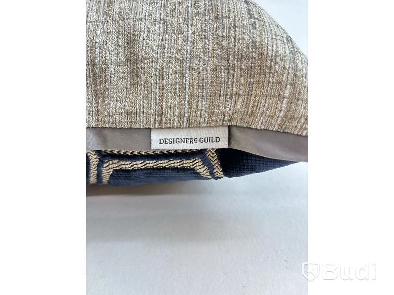 Soffkudde Designers Guild Manipur Midnight. Ord. pris inkl. moms: ca 1190 kr.