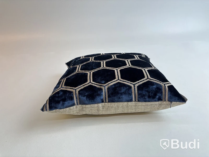 Soffkudde Designers Guild Manipur Midnight. Ord. pris inkl. moms: ca 1190 kr.