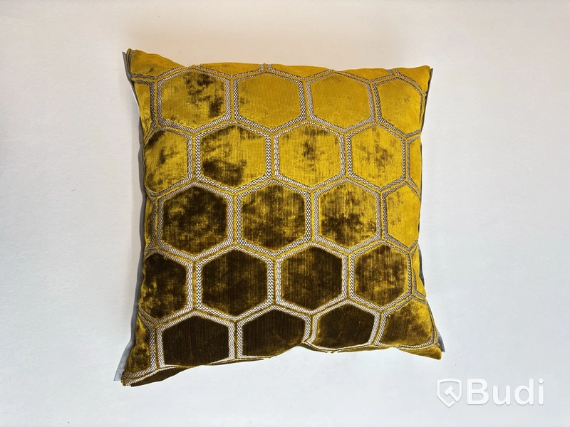 Soffkudde Designers Guild, gul/guld. Ord. pris inkl. moms: ca 1190 kr.
