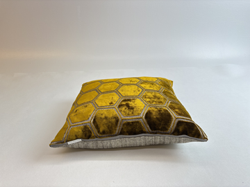 (NY) Soffkudde Designers Guild, gul/guld. Ord. pris inkl. moms: ca 1190 kr.