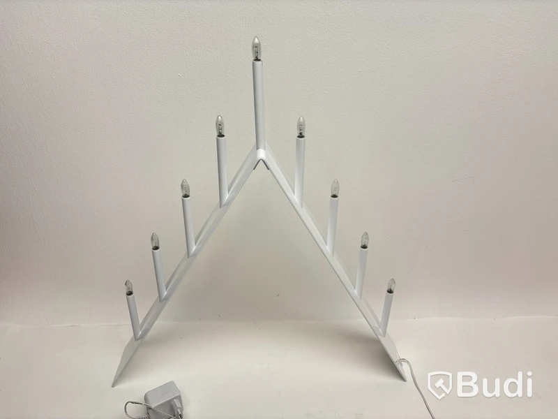 Adventsljusstake SMD Design, spica vit. Ord. pris inkl. moms: ca 2880 kr.