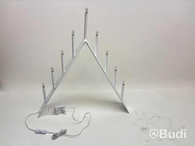 Adventsljusstake SMD Design, spica vit. Ord. pris inkl. moms: ca 2880 kr.