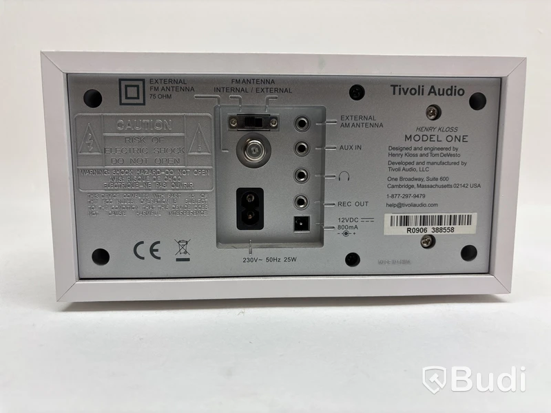 Radio Tivoli Audio Model one vit/silver. Ord. pris inkl. moms: ca 2390 kr.