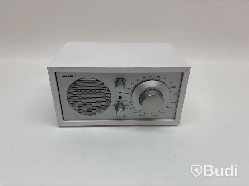 Radio Tivoli Audio Model one vit/silver. Ord. pris inkl. moms: ca 2390 kr.