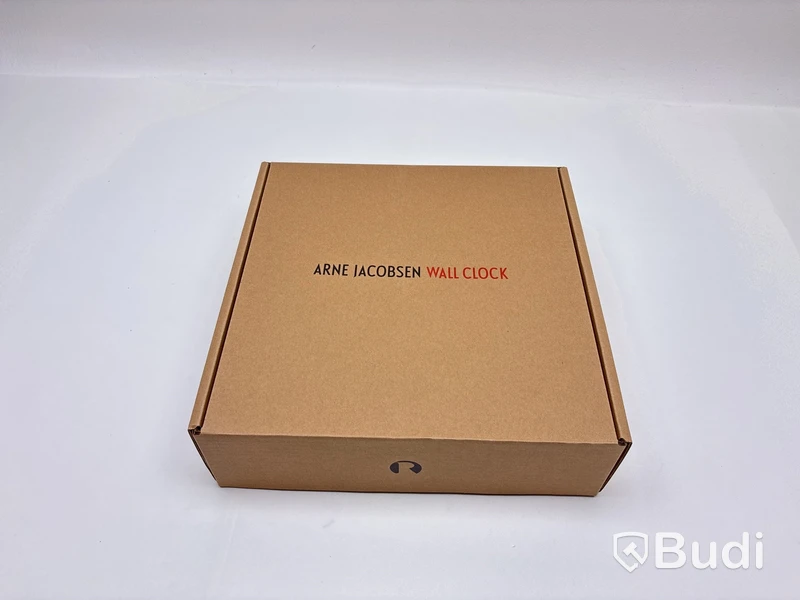 Väggklocka Arne Jacobsen Bankers vit. Ord. pris inkl. moms: ca 2999 kr.