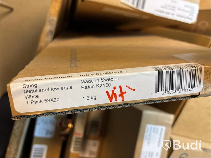 Hyllplan metall låg String, vit 58x20 cm. Ord. pris inkl. moms: ca 689 kr.