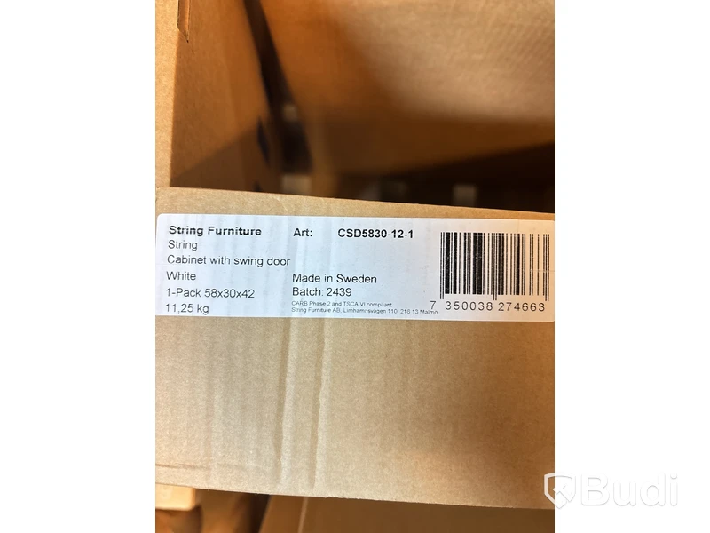 Skåp med svängdörr String. Ord. pris inkl. moms: ca 3299 kr.