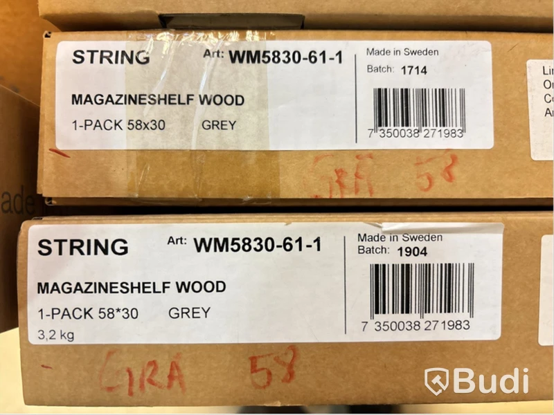 2 st. Magasinhylla String, trä grå. Ord. pris inkl. moms: ca 3098 kr.