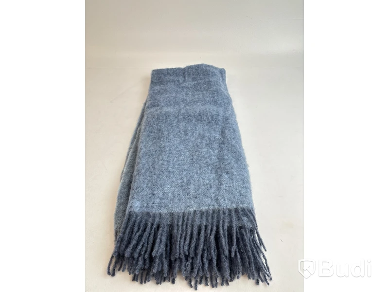 Filt Stackelbergs och Soffkudde Hay. Ord. pris inkl. moms: ca 3744 kr.