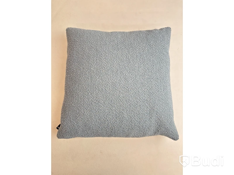 Filt Stackelbergs och Soffkudde Hay. Ord. pris inkl. moms: ca 3744 kr.