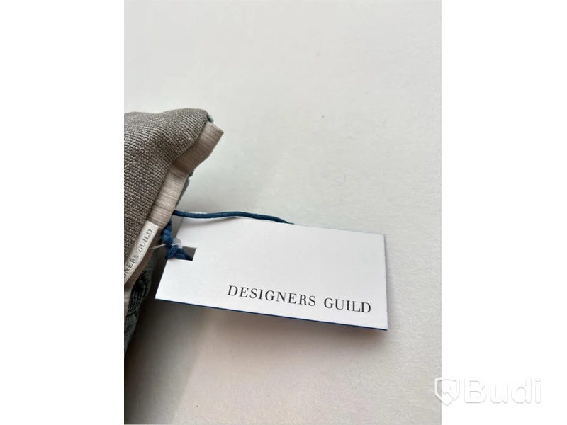 2 st. Soffkuddar Designers Guild och Vipp, Ord. pris inkl. moms: ca 2149 kr.