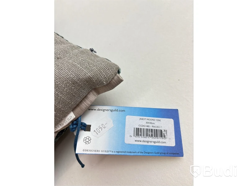 2 st. Soffkuddar Designers Guild och Vipp, Ord. pris inkl. moms: ca 2149 kr.