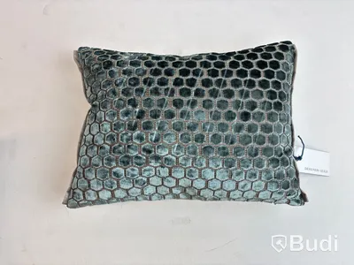 2 st. Soffkuddar Designers Guild och Vipp, Ord. pris inkl. moms: ca 2149 kr.