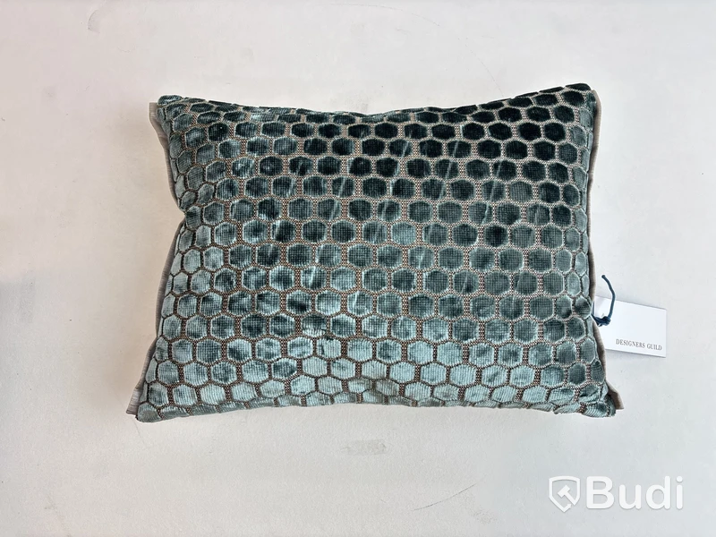 2 st. Soffkuddar Designers Guild och Vipp, Ord. pris inkl. moms: ca 2149 kr.