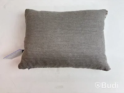 2 st. Soffkuddar Designers Guild och Vipp, Ord. pris inkl. moms: ca 2149 kr.