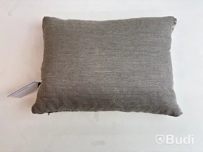 2 st. Soffkuddar Designers Guild och Vipp, Ord. pris inkl. moms: ca 2149 kr.