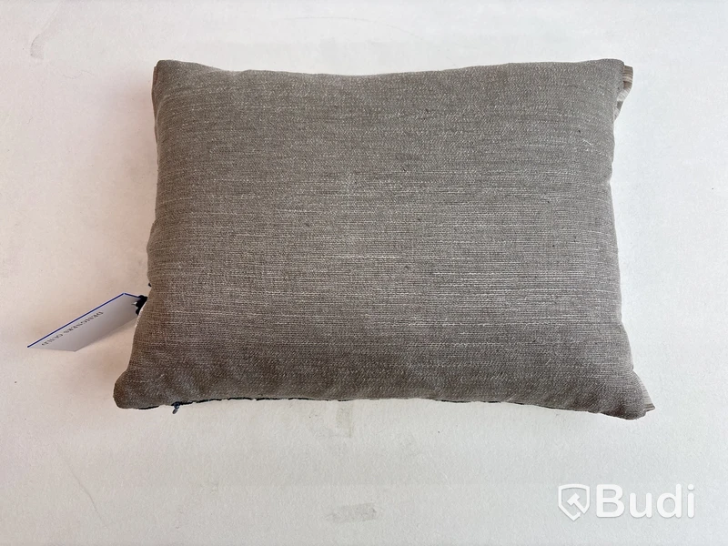 2 st. Soffkuddar Designers Guild och Vipp, Ord. pris inkl. moms: ca 2149 kr.