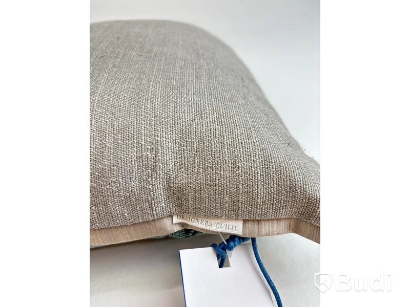2 st. Soffkuddar Designers Guild och Vipp, Ord. pris inkl. moms: ca 2149 kr.