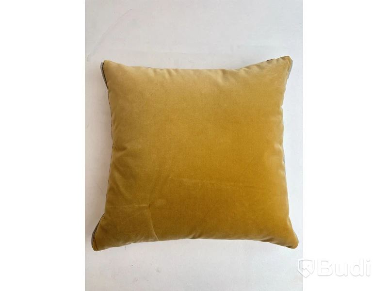 Soffkudde Designers Guild, guld. Ord. pris inkl. moms: ca 1950 kr.