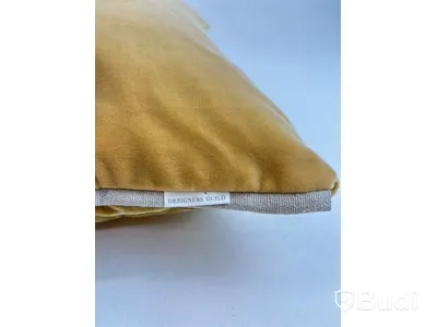 Soffkudde Designers Guild, guld. Ord. pris inkl. moms: ca 1950 kr.