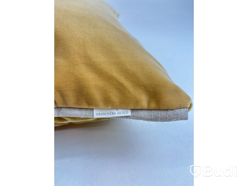Soffkudde Designers Guild, guld. Ord. pris inkl. moms: ca 1950 kr.