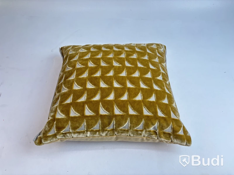 Soffkudde Designers Guild, guld. Ord. pris inkl. moms: ca 1950 kr.