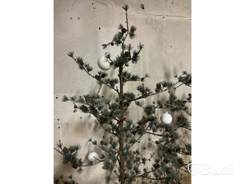 2 st. Julträd i plast. Ord. pris inkl. moms: ca 3000 kr