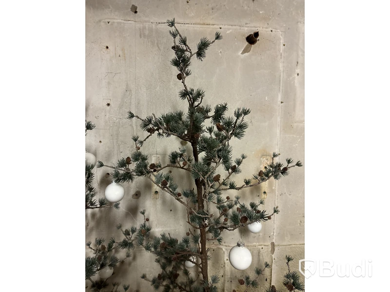 2 st. Julträd i plast. Ord. pris inkl. moms: ca 3000 kr