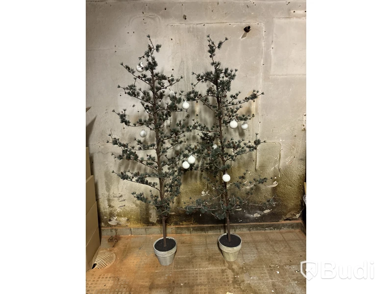2 st. Julträd i plast. Ord. pris inkl. moms: ca 3000 kr