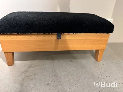 Förvaringsbänk Givarp, med fårskinn. Ord. pris inkl. moms: ca 16 050 kr