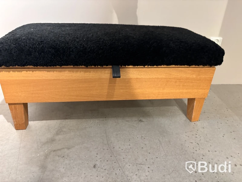 Förvaringsbänk Givarp, med fårskinn. Ord. pris inkl. moms: ca 16 050 kr