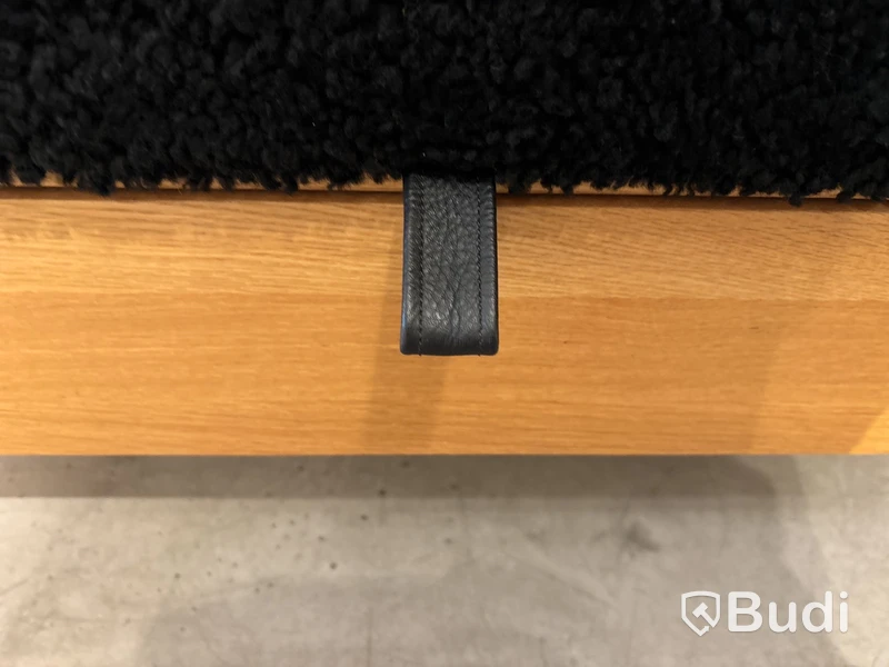 Förvaringsbänk Givarp, med fårskinn. Ord. pris inkl. moms: ca 16 050 kr