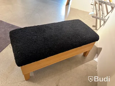 Förvaringsbänk Givarp, med fårskinn. Ord. pris inkl. moms: ca 16 050 kr