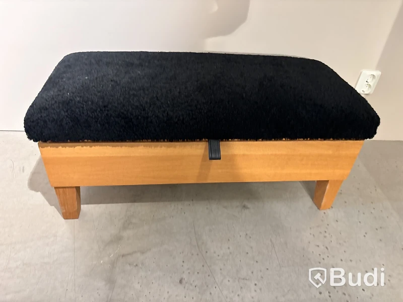 Förvaringsbänk Givarp, med fårskinn. Ord. pris inkl. moms: ca 16 050 kr