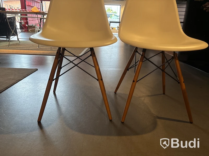 2 st. Stolar Eames. Totalt ord. pris inkl. moms: ca 10.000 kr